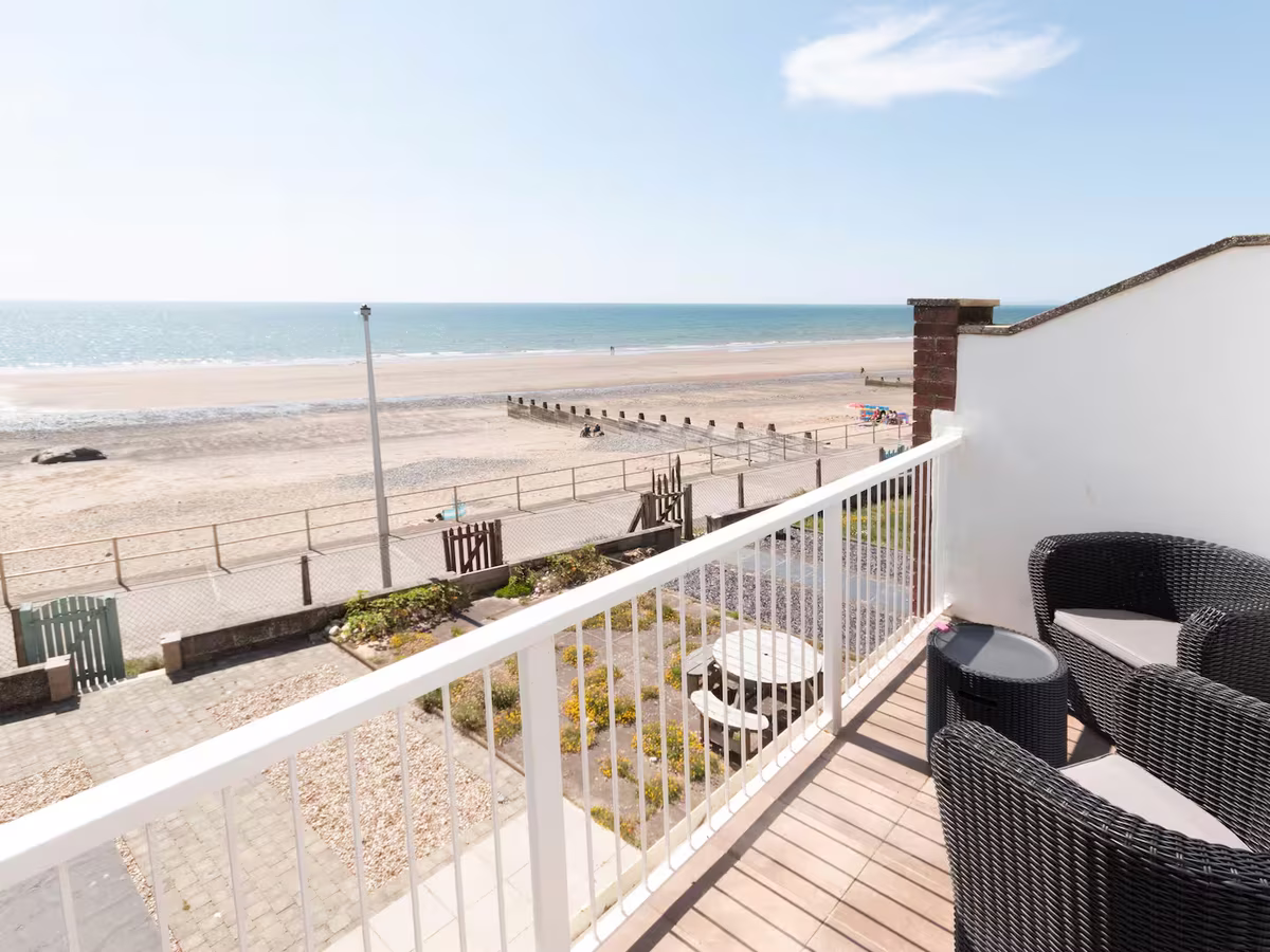 Four Degrees West – west-facing balcony with panoramic Cardigan Bay sea views