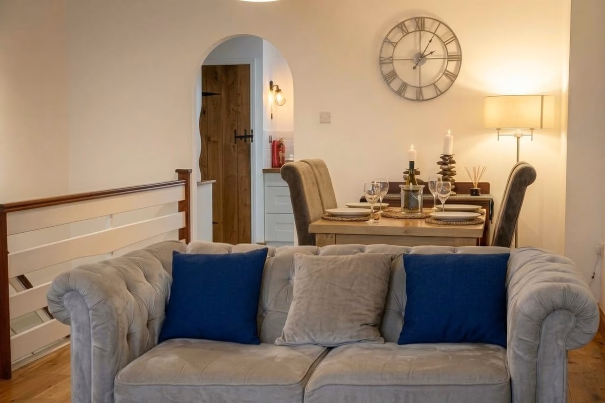 Four Degrees West – dining area in the open-plan lounge