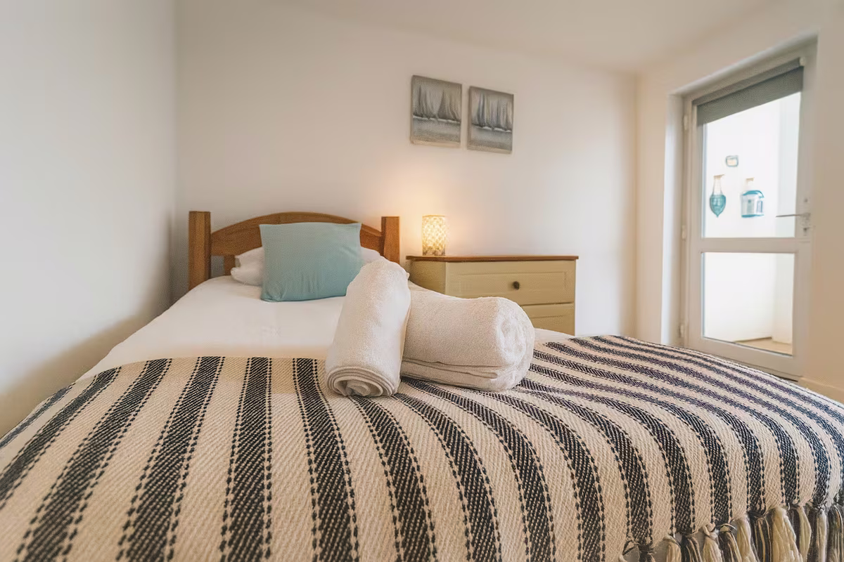 Four Degrees West – twin bedroom with two full-size single beds