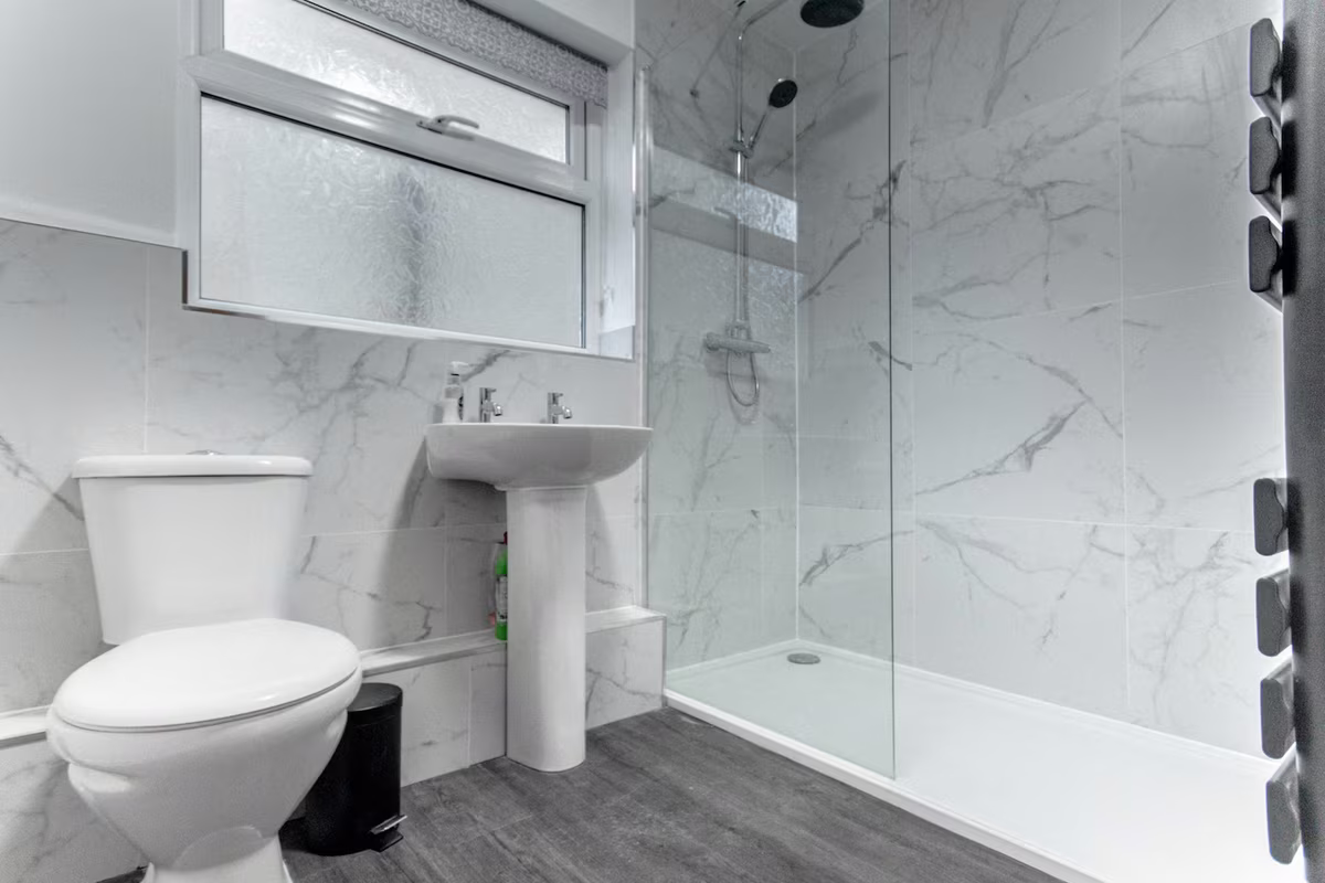 Venedotia – sleek bathroom with walk-in shower and tiled walls