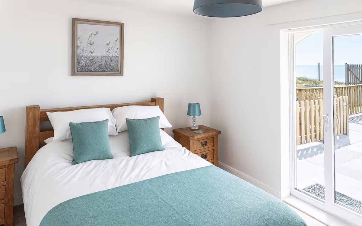 Venedotia – king-size bedroom with quality wooden furniture and white bedding