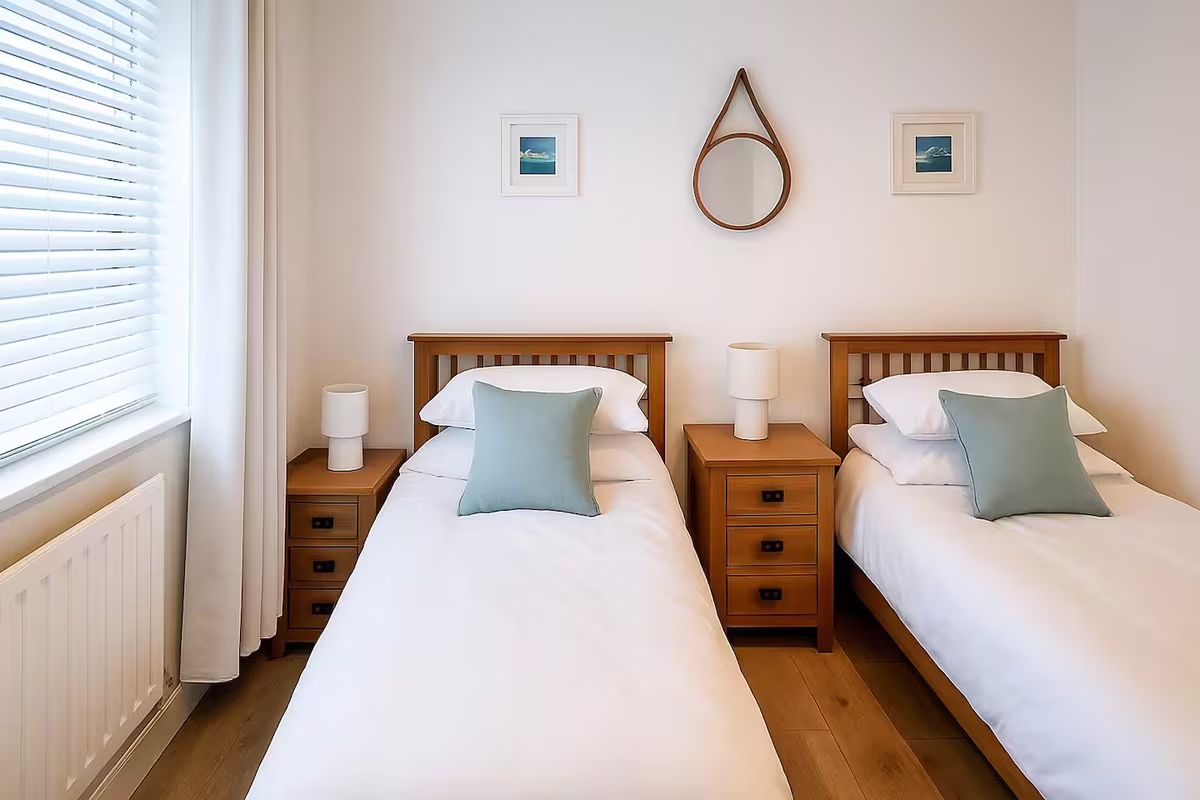Venedotia – twin bedroom with wooden furniture